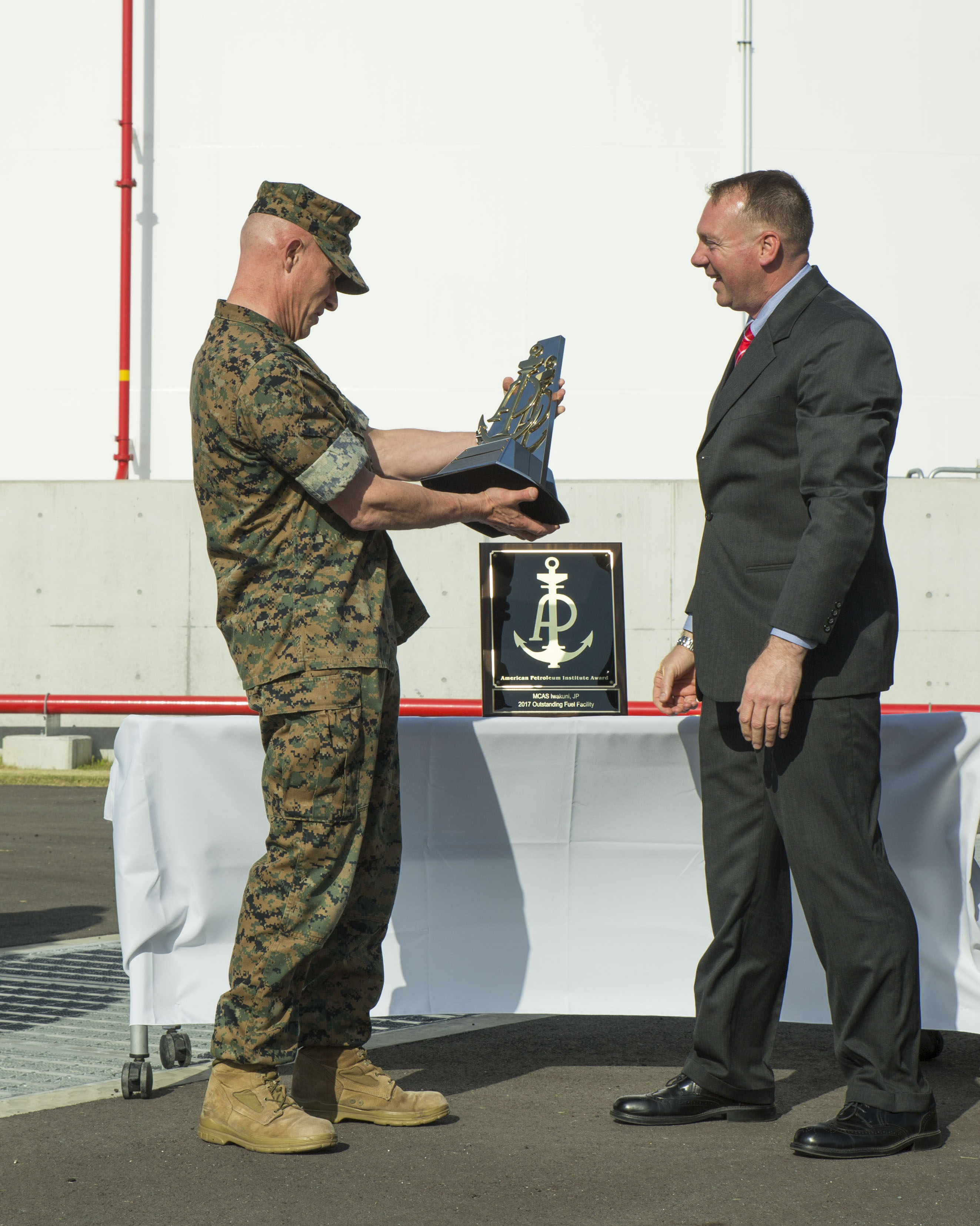 Station Fuels gives award of excellence to air station > Marine Corps