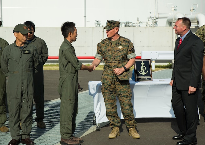 Station Fuels gives award of excellence to air station