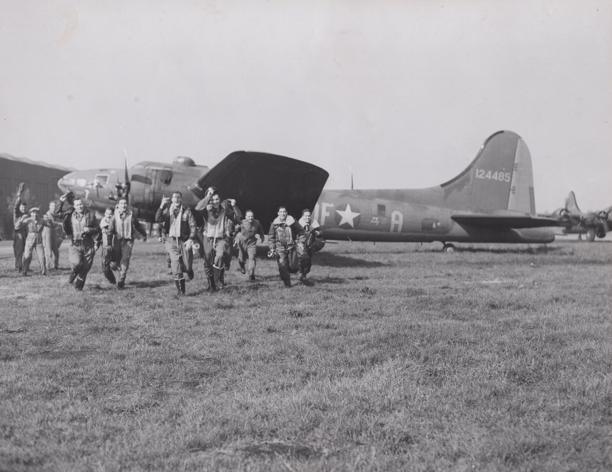 Memphis Belle crew and ground crew celebrating the completion of the tour.