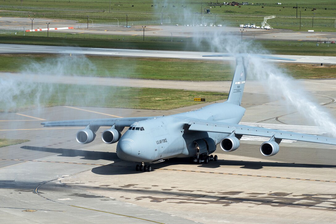 The last C-5M Super Galaxy to join the fleet gets hosed down.
