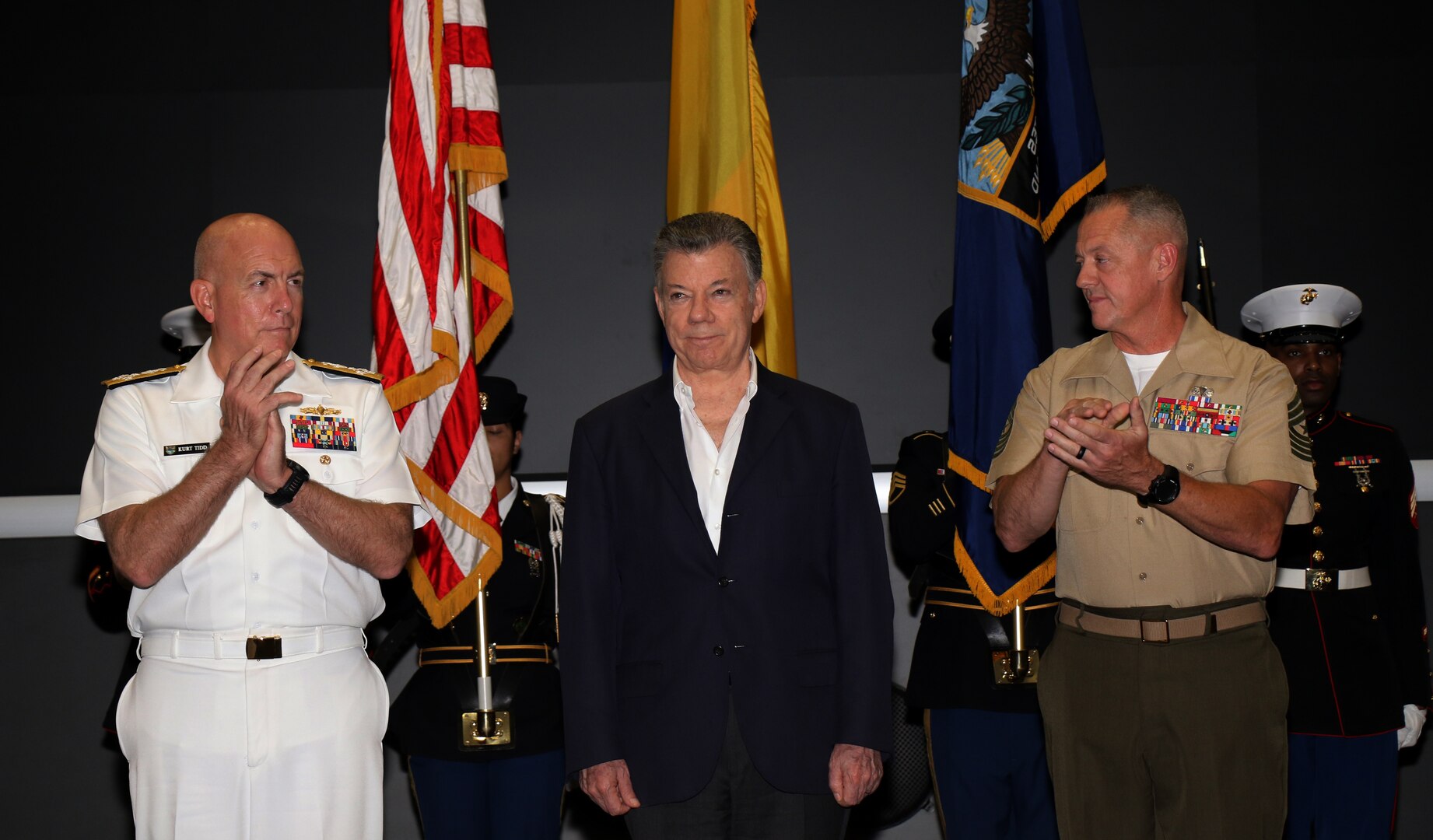 Military leaders applaud Colombian President Juan Manuel Santos