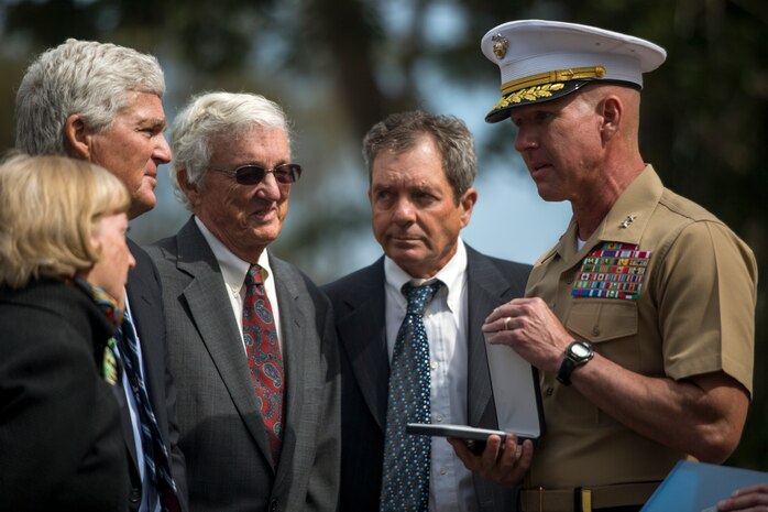 U.S. Marine Corps Maj. Gen. Eric M. Smith, right, the commanding general of 1st Marine Division, presents a Silver Star to U.S. Marine Corps 1st Lt. Philip H. Sauer’s siblings at Marine Corps Base Camp Pendleton, Calif., April 24, 2018.