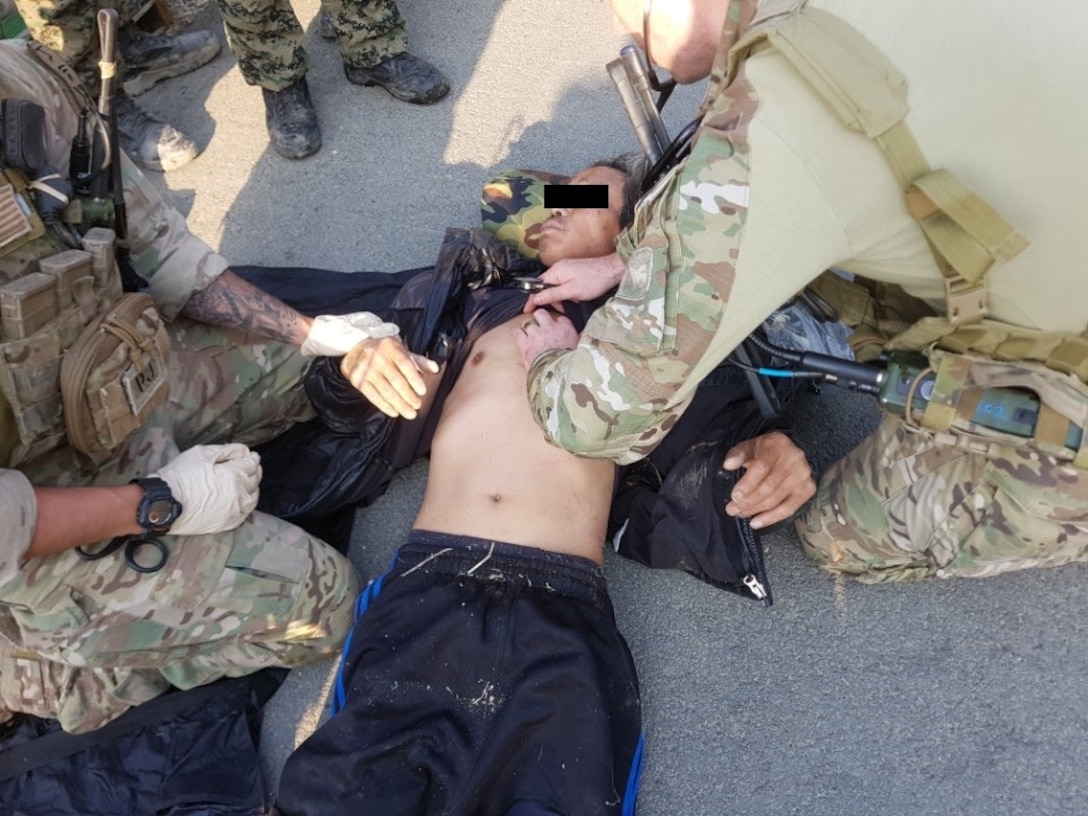 ROK and US service members provide medical care and stabilize a local Korean farmer harmed in a tractor accident. They continued care until emergency personnel arrive on scene. The special operators from Special Operations Command Korea were participating in the Foal Eagle field training exercise when they were flagged by local civilians for help.
한미 장병들이 경운기 사고를 당한 한국인 농부를 구조하여 의무조치 하였다. 사고 현장에 구조대가 도착할때까지 의무지원을 하였다. 당시 특전사 한국군 장병들은 독수리 훈련에 참가 중이 였다.