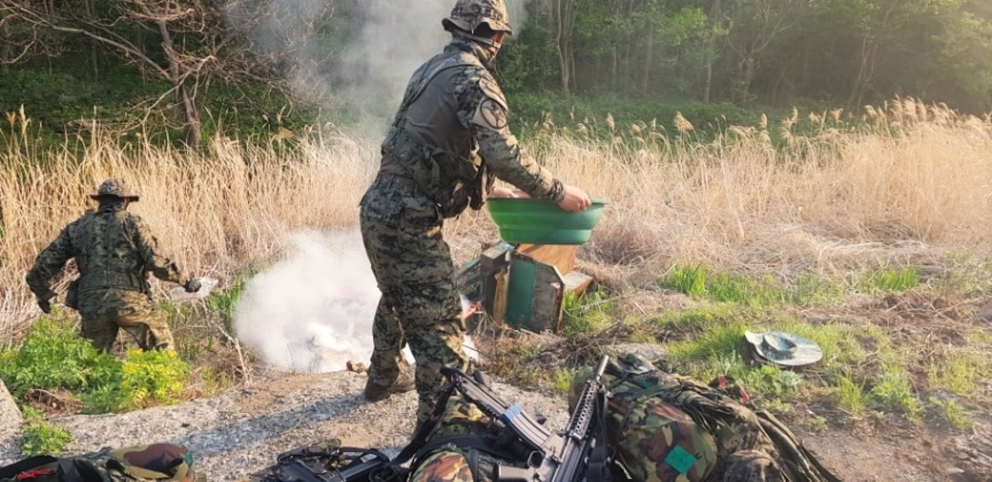ROK and US service members douse a fire caused by an overturned tractor.
The special operators from Special Operations Command Korea were participating in the Foal Eagle field training exercise when they were asked to help a local farmer harmed in the accident.
한미 장병들은 물을 뿌려 화재를 진압하였다. 사고 당시 특전사 장병들은 독수리 훈련에 참가중이 였으며 농부의 도움요청을 받아 구조에 참가하였다.