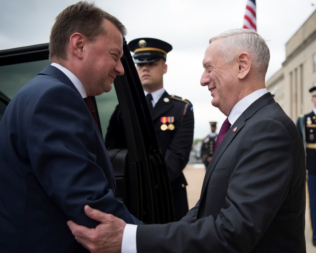 Defense Secretary James N. Mattis, right, welcomes Polish Defense Minister Mariusz Blaszczak to the Pentagon, April 27, 2018. DoD photo by Navy Petty Officer 1st Class Kathryn E. Holm