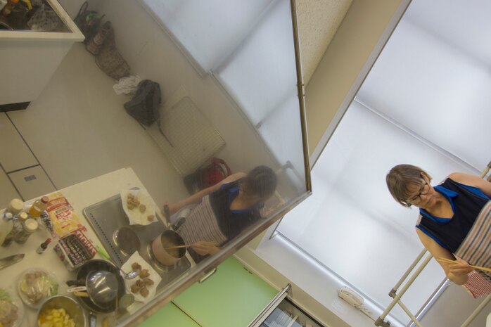 MCAS Iwakuni residents cook Japanese dish and dessert