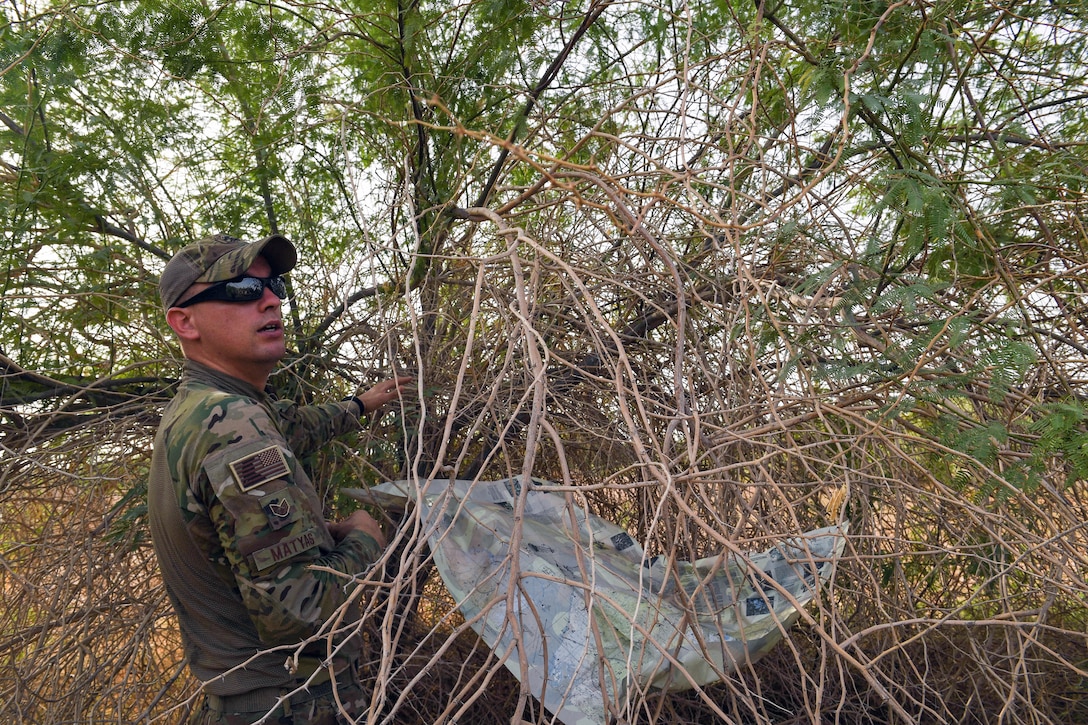 An airman teaches a desert survival course.