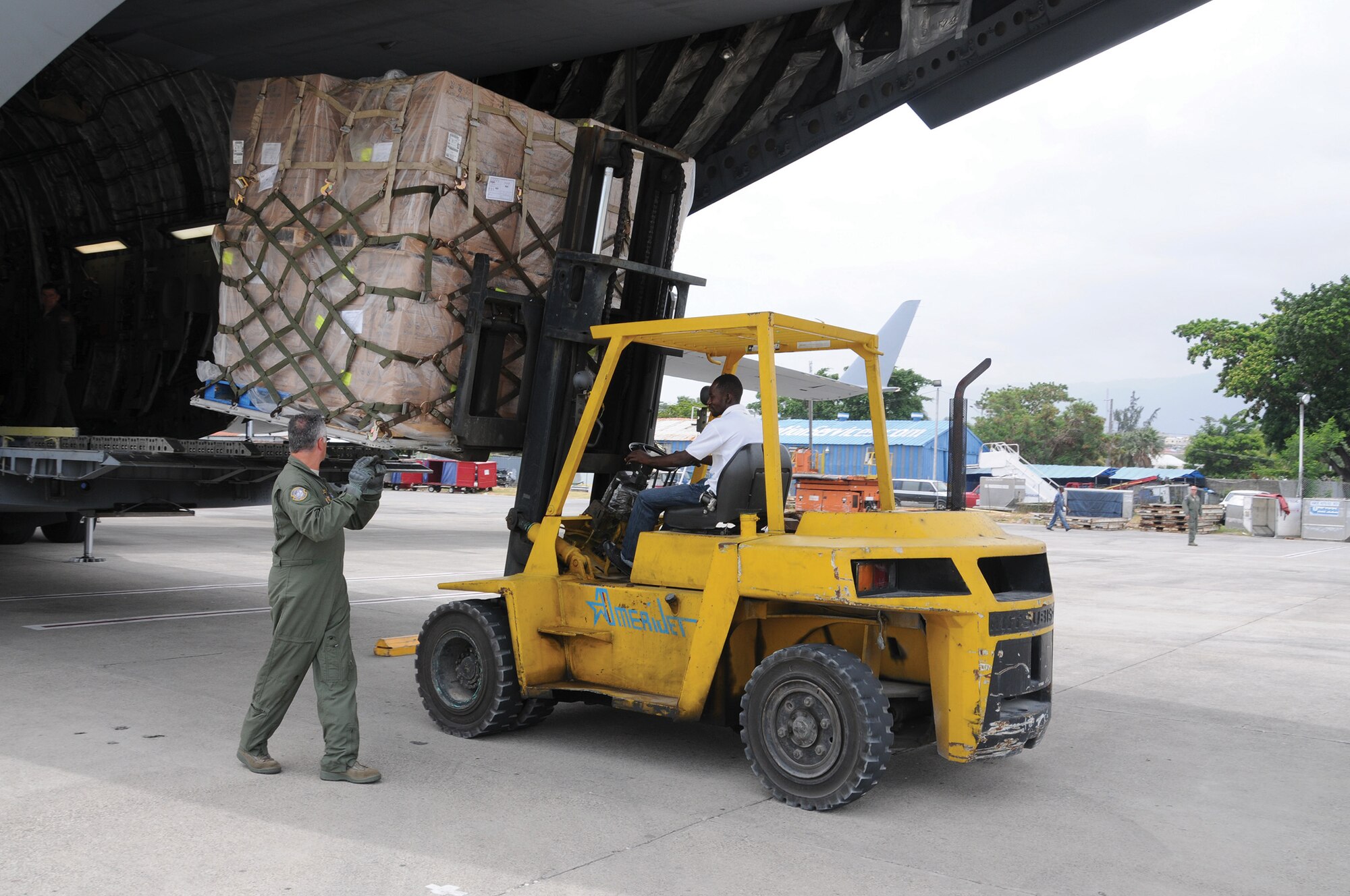 Members of the 445th Airlift Wing deliver meals to Haiti aboard a C-17 Globemaster III