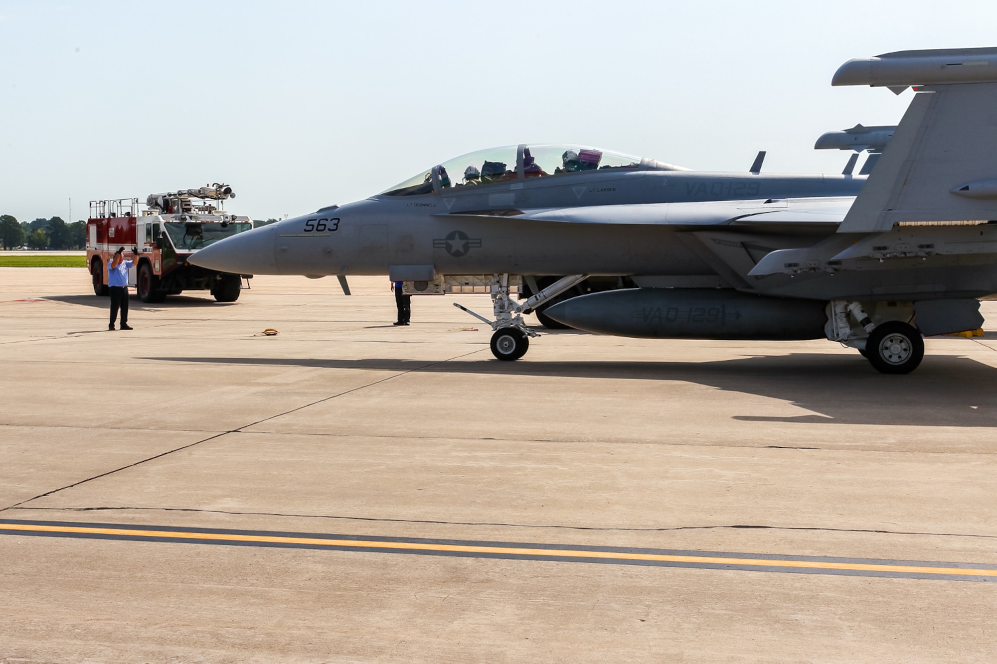 Members of the 375th Operations Support Squadron hot-pit refuel a Navy EA-18G Growler electronic attack aircraft on Scott Air Force Base, Aug. 3, 2018.