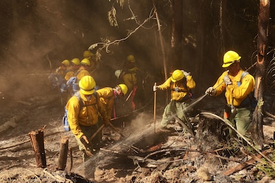 Thousands of Guardsmen Battle Western U.S. Wildfires
