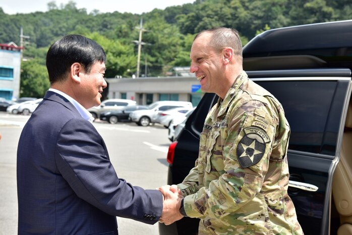 Warrior Leaders meet with Dongducheon City Mayor