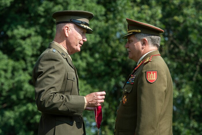 Marine Corps Gen. Joe Dunford Jr gives an award to Lithuanian armed forces chief Lt. Gen. Jonas Vytautas Zukas.