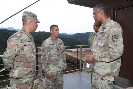 Camp Humphreys, Pyeongtaek, Republic of Korea — Gen. Vincent K. Brooks, commander of U.S. Forces Korea, visited Rodriguez Live Fire Complex on Aug. 15, 2018 to observe and certify improved safety features at the training area.
캠프 험프리스, 평택, 대한민국 - 2018년 8월 15일, 주한미군사 사령관 빈센트 브룩스 대장은 로드리게즈 사격장을 방문하여 개선된 안전 장치들을 점검 및 검증 하였다.