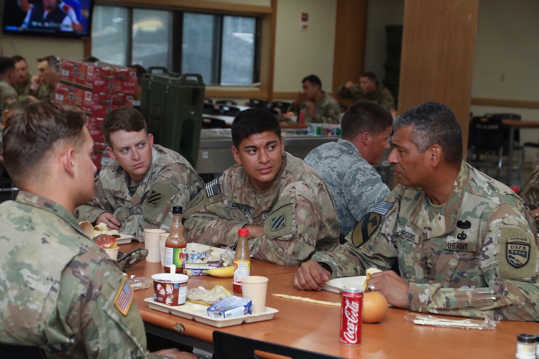 Camp Humphreys, Pyeongtaek, Republic of Korea — Gen. Vincent K. Brooks, commander of U.S. Forces Korea, visited Rodriguez Live Fire Complex on Aug. 15, 2018 to observe and certify improved safety features at the training area.
캠프 험프리스, 평택, 대한민국 - 2018년 8월 15일, 주한미군사 사령관 빈센트 브룩스 대장은 로드리게즈 사격장을 방문하여 개선된 안전 장치들을 점검 및 검증 하였다.