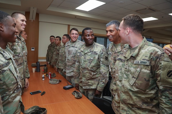 Camp Humphreys, Pyeongtaek, Republic of Korea — Gen. Vincent K. Brooks, commander of U.S. Forces Korea, visited Rodriguez Live Fire Complex on Aug. 15, 2018 to observe and certify improved safety features at the training area.
캠프 험프리스, 평택, 대한민국 - 2018년 8월 15일, 주한미군사 사령관 빈센트 브룩스 대장은 로드리게즈 사격장을 방문하여 개선된 안전 장치들을 점검 및 검증 하였다.