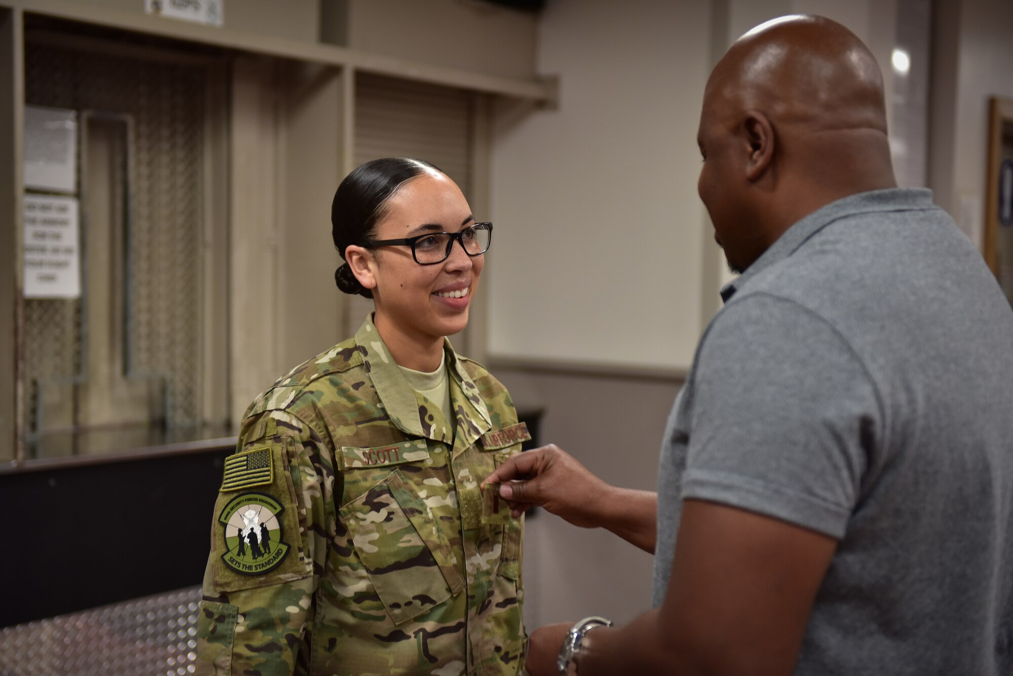 Former Staff Sgt. Jasmine Scott, a member of the 509th Security Forces, receives her second lieutenant rank patch from her father, Ray Deauvearo, Aug. 10, 2018, at Whiteman Air Force Base, Mo. Scott earned her commission as a health services administrator and will attend a five-and-a-half-week Commissioned Officer Training course before starting her first medical assignment. (U.S. Air Force photo by Tech. Sgt. Alexander W. Riedel)