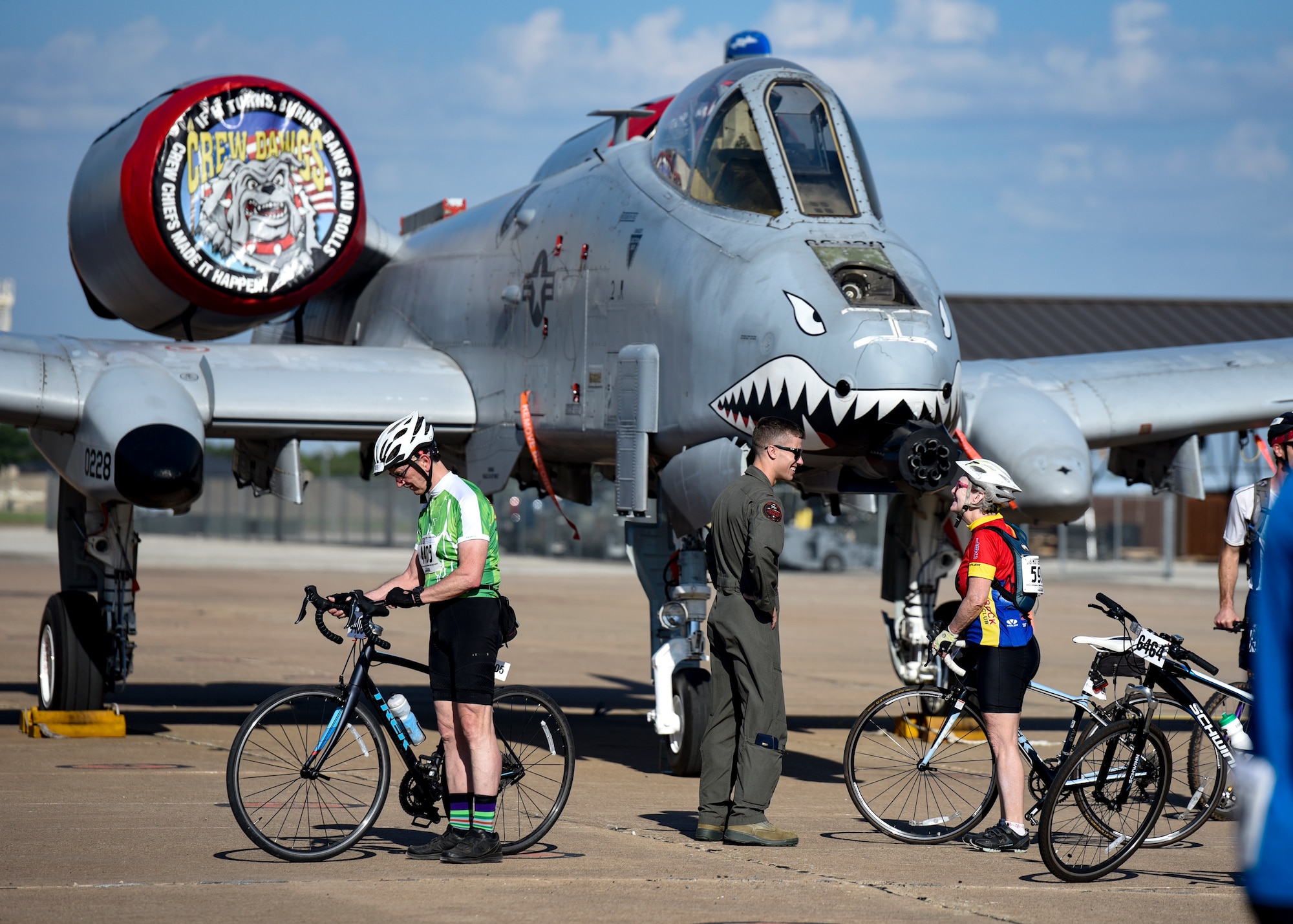 A pilot talks to an elderly biker about the A-10 Warthog right in front of them.