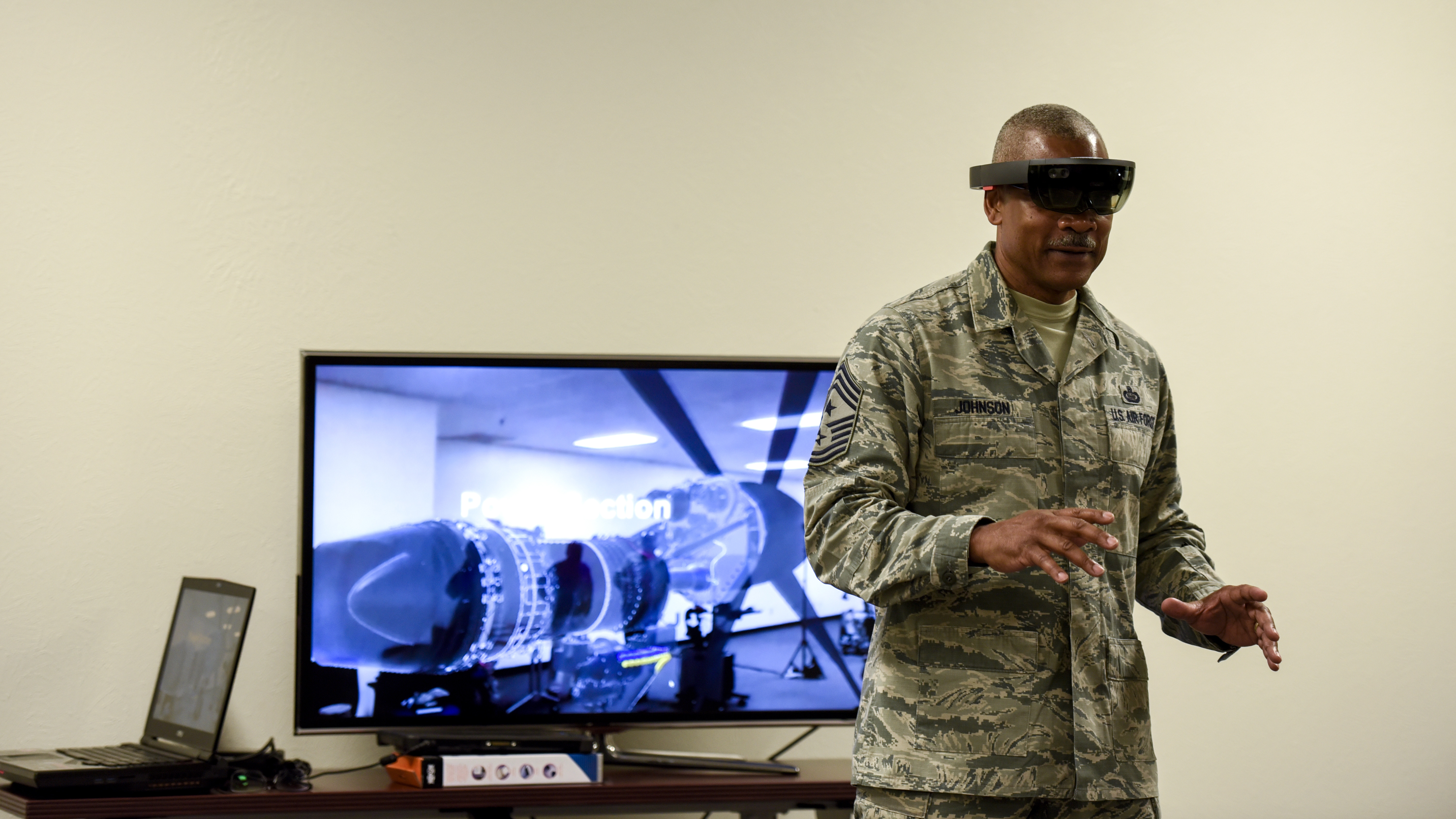 Most senior command chief, Johnson, speaks at SNCO induction > Sheppard