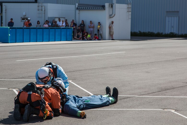 Stop, drop, roll: MCAS Iwakuni residents participate in disaster preparedness workshop