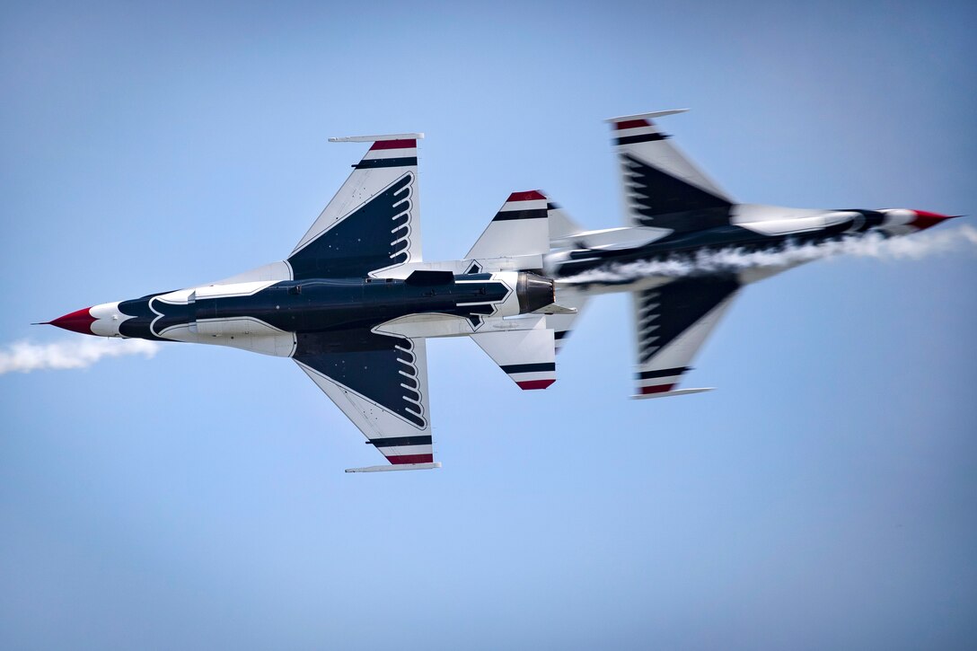 Air Force F-16C Fighting Falcon aircraft from the Thunderbirds demonstration team perform flying maneuvers.