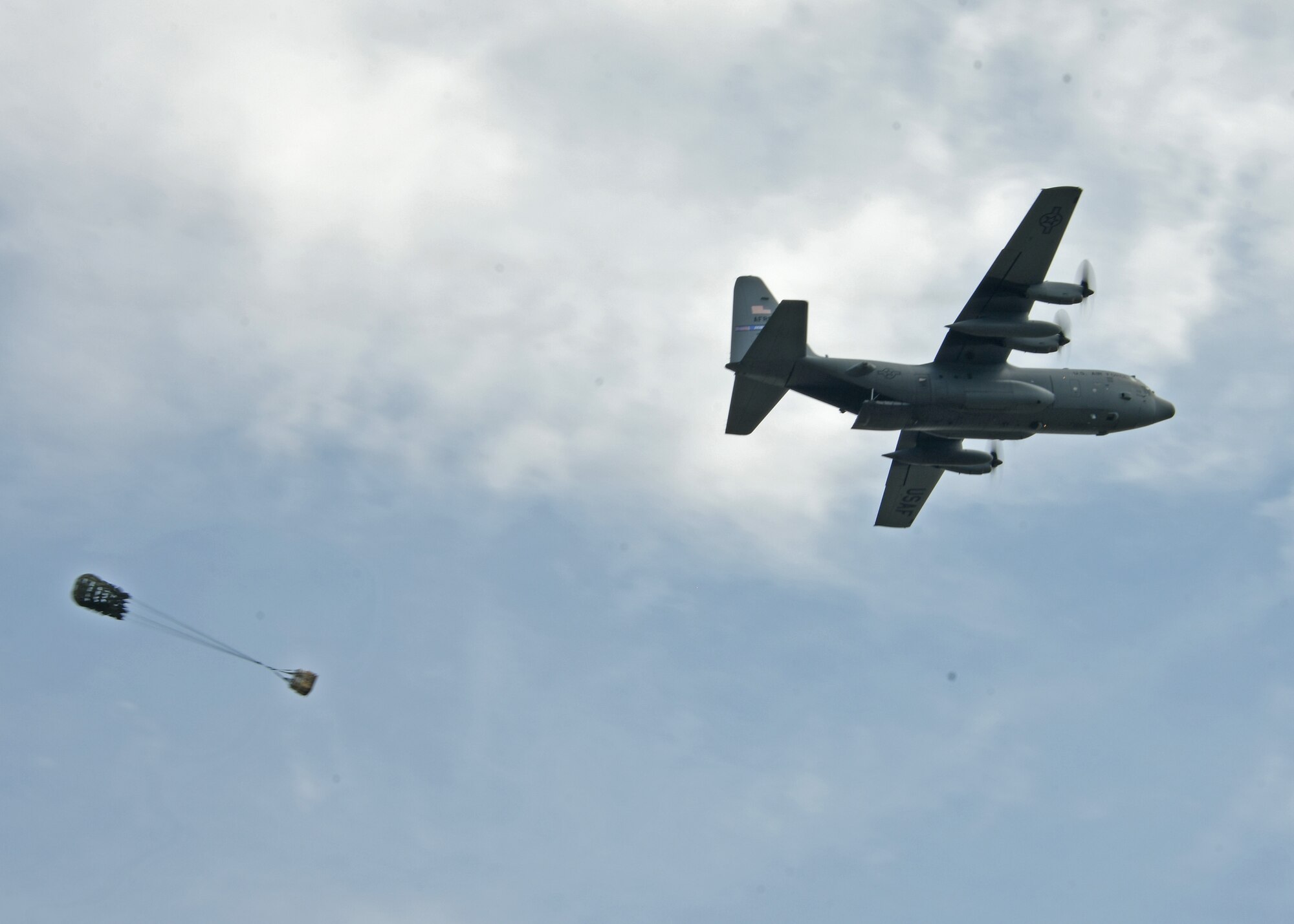 A C-130H3 Hercules aircraft from the 94th Airlift Wing conducts an airdrop at Youngstown Air Reserve Station, Ohio, Aug. 9, 2018. The airdrop was part of a drop competition that the 908th Aerial Squadron, 700th AS, and 757th AS took part in during Tac Week. (U.S. Air Force photo by Staff Sgt. Miles Wilson)