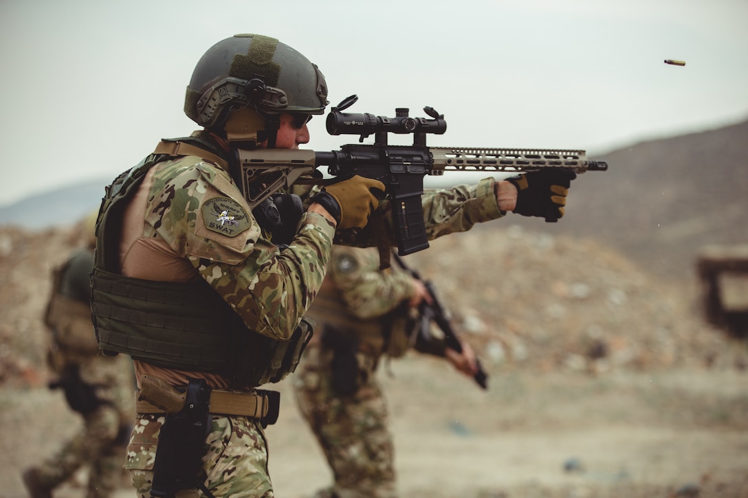 A police officer with the Carson City Special Weapons and Tactics (SWAT) team fires his weapon during a maneuver and fire drill at a training area in Hawthorne, Nev., Aug 2, 2018. The purpose of this training was for Marine Corps Forces Special Operations Command Marines and Carson City SWAT to exchange knowledge and tactics to improve not only the Marines’ war fighting lethality, but also for the SWAT team to improve their tactics for specialized domestic incidents. (U.S. Marine Corps photo by Lance Cpl. William Chockey)