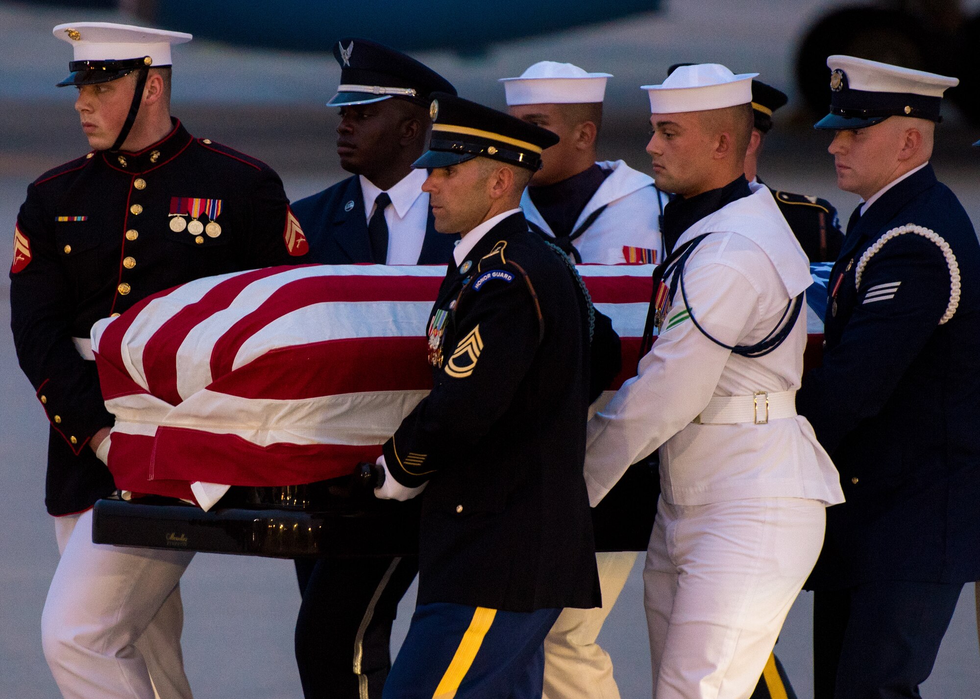 A Joint Service Arrival Team carry the flag-draped casket of Sen. John McCain at Joint Base Andrews, Md., Aug. 30, 2018. The former senator’s remains are en route to lie in state in the U.S. Capitol Rotunda. (U.S. Air Force photo by Airman 1st Class Jalene Brooks)