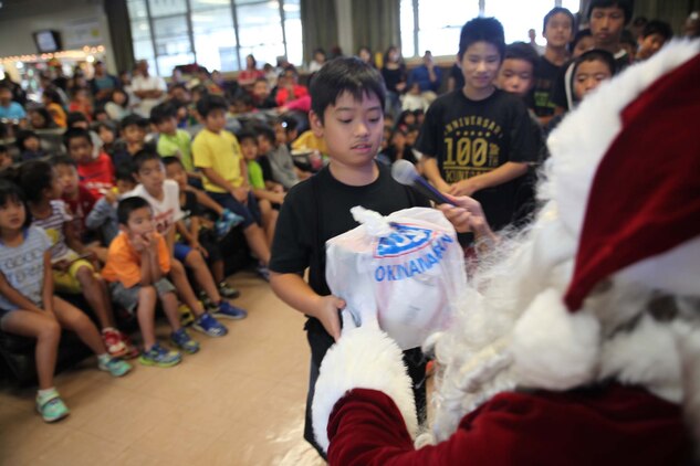 第37回クリスマスこどもの日パーティーがキャンプ・シュワブで開催されました。