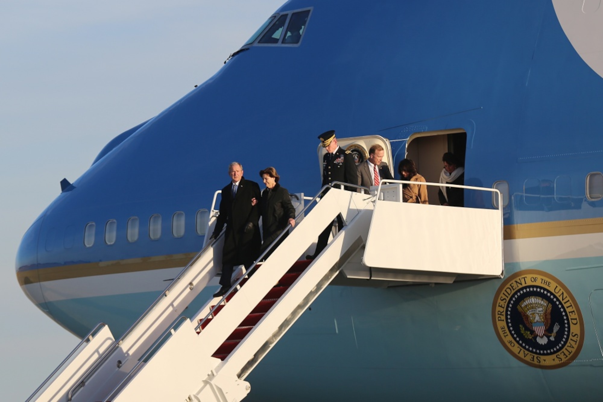 Bush family arrives for state funeral aboard Air Force One.