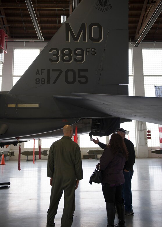 Airmen speaking with civic leaders at Mountain Home Air Force Base, Idaho, Nov. 28, 2018.