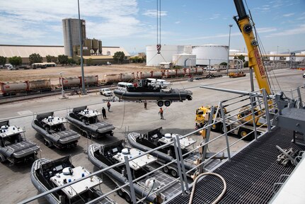 USS Green Bay, USCG team up for transport