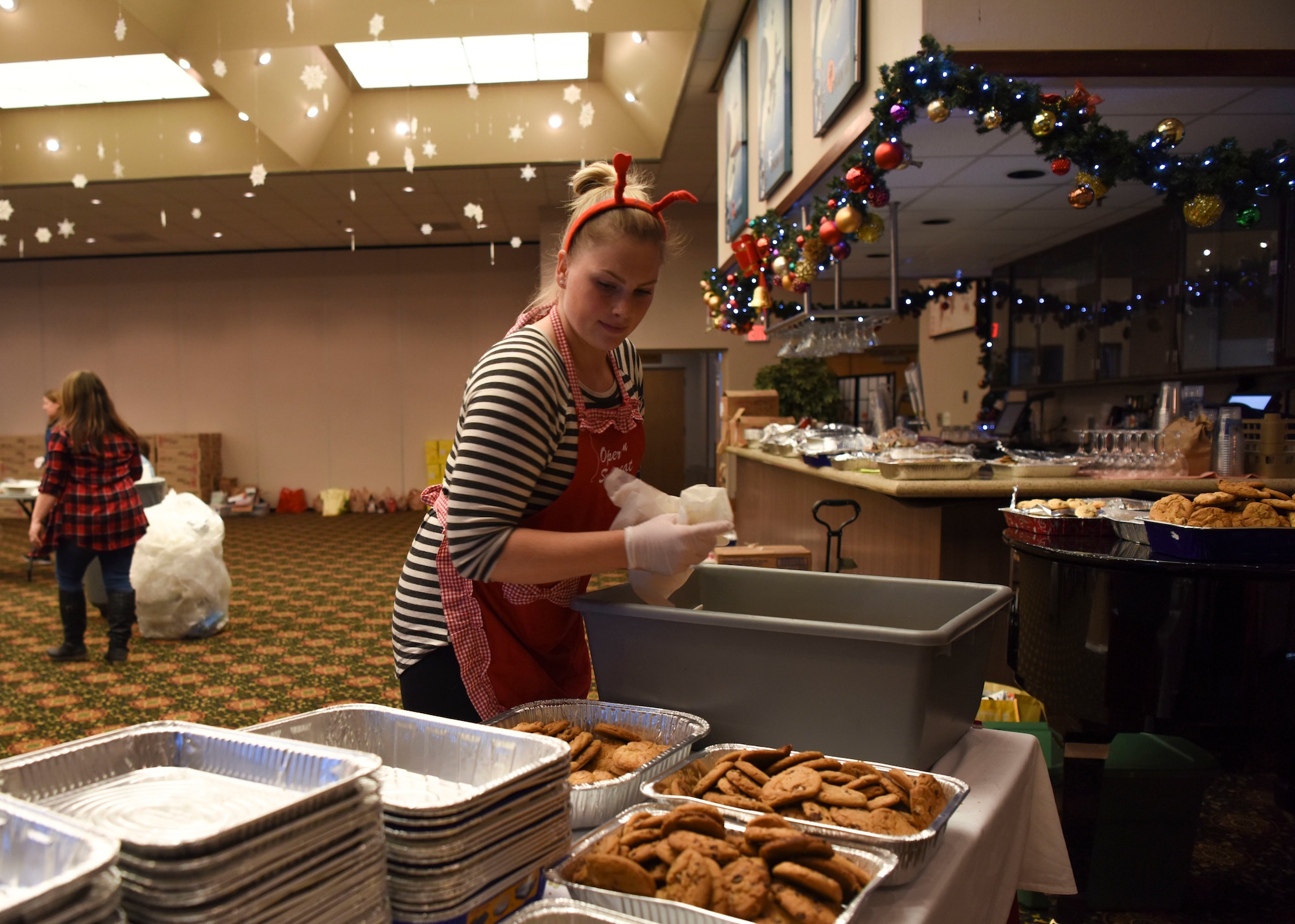 A volunteer separates cookies into pans before bagging during Operation Sweet Treat at Osan Air Base, Republic of Korea, Dec. 10, 2018. Volunteers sorted, bagged, and counted over 50,000 cookies and treats in preparation for their delivery to almost every U.S. base on the Korean Peninsula. (U.S. Air Force photo by Airman 1st Class Ilyana A. Escalona)