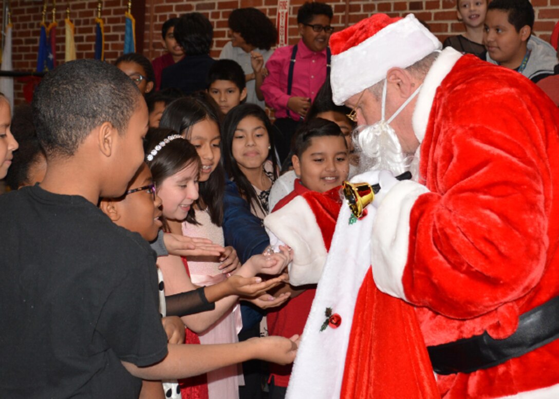 Tree lighting ceremony kicks off DSCR holiday season