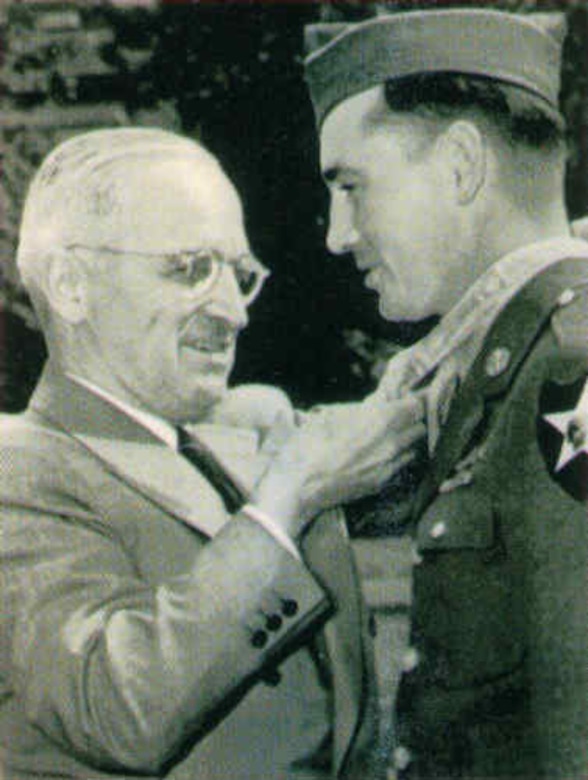 President Truman puts Medal of Honor on Army Pfc. William Soderman.