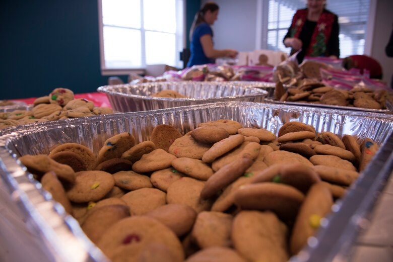 Gunfighter spouses bag cookies for Airmen living in the dorms during the holiday season December 10, 2018, at Mountain Home Air Force Base, Idaho. The cookies give Airmen a taste of home away from home. (U.S. Air Force photo by Airman Nicholas Swift)