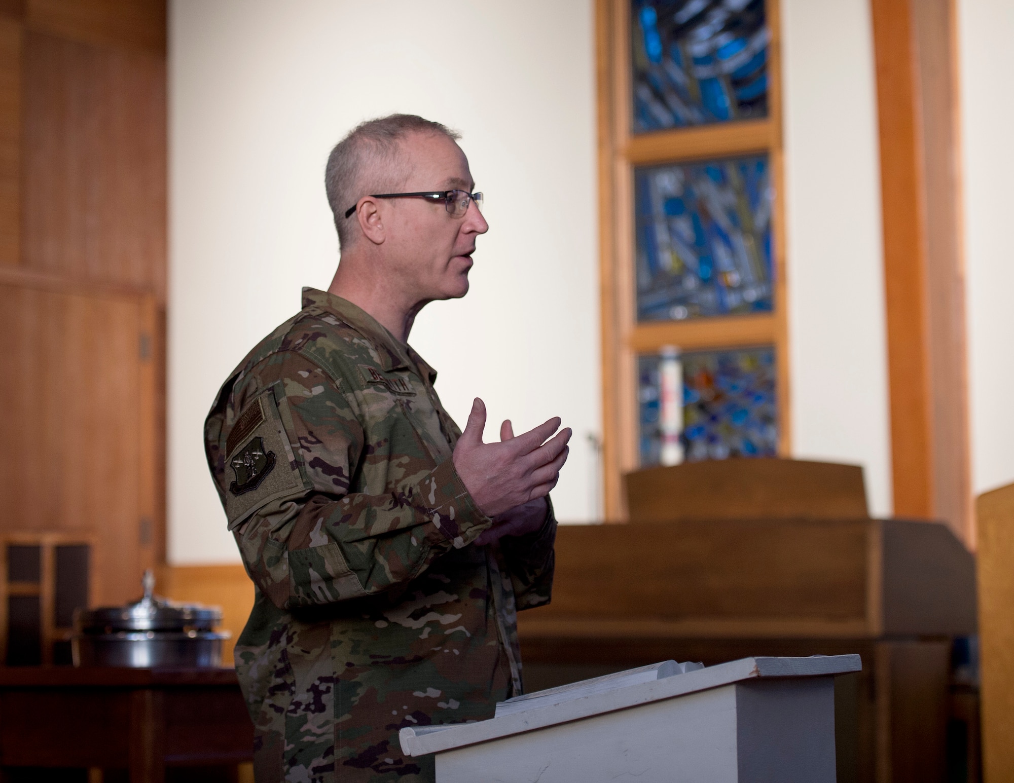 U.S. Air Force Chaplain (Capt.) Keith Beckwith, 133rd Chaplain Corps, leads a protestant service in St. Paul, Minn., Nov., 11, 2018