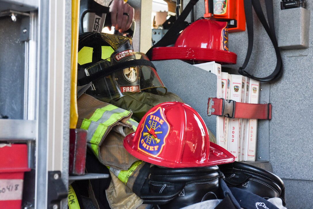 Airmen and their families are welcomed to view a fire truck at Ellsworth Air Force Base, S.D., Dec. 13, 2018. Following a “Santa and Me Story Time” event at the Holbrook Library, attendees were invited to the parking lot to tour a fire truck and visit with firefighters from the 28th Civil Engineer Squadron Fire Department. (U.S. Air Force photo by Airman John Ennis)