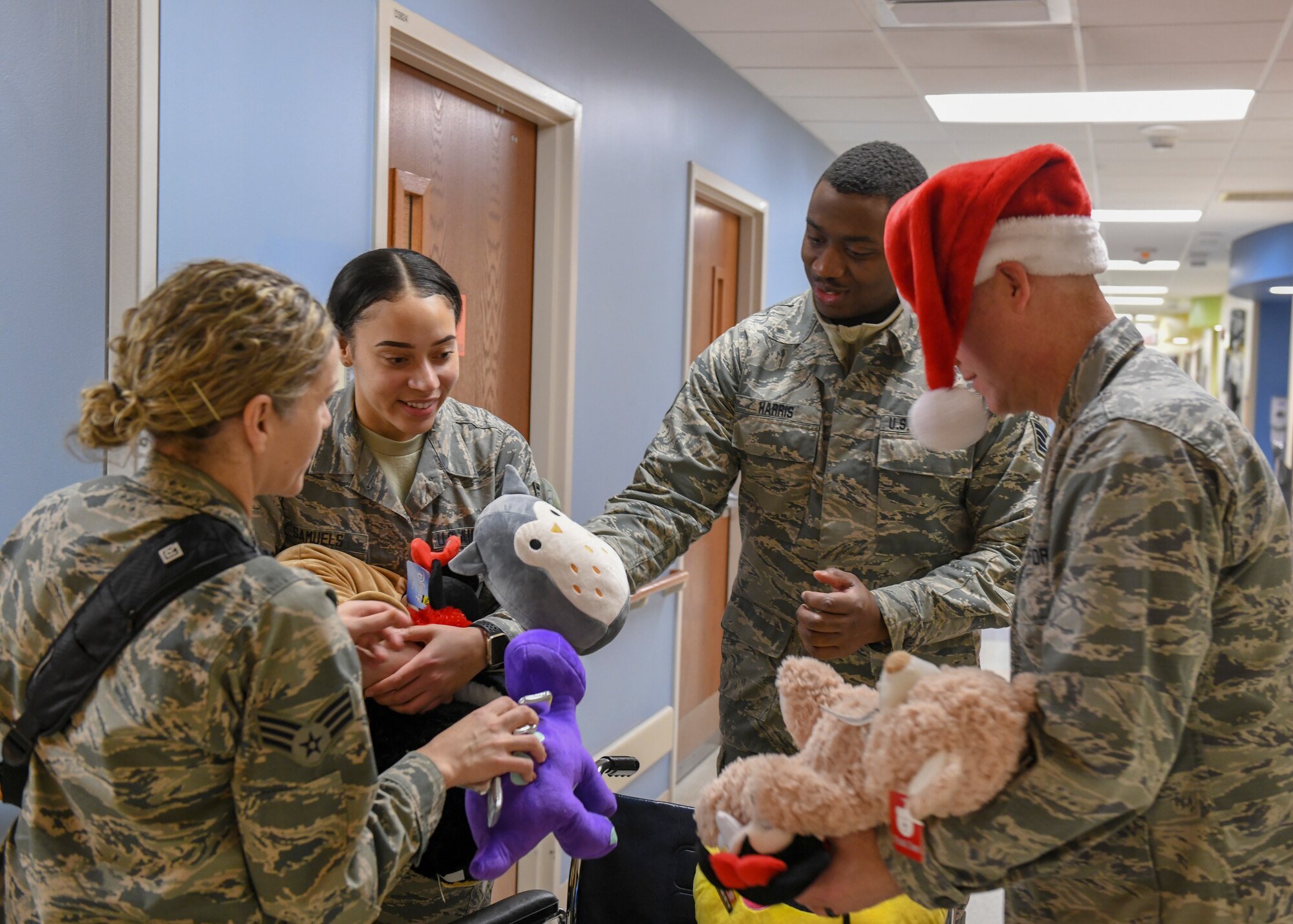 Five members of the 910th Airlift Wing and one Sailor from the Navy Operations Support Center Youngstown visited more than 30 children at Akron Children's Hospital's Boardman, Ohio campus Dec. 18, 2018.
