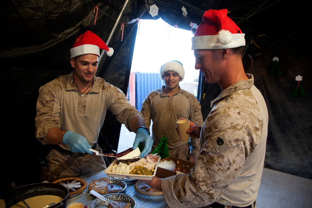 Deployed troops eat Christmas dinner.