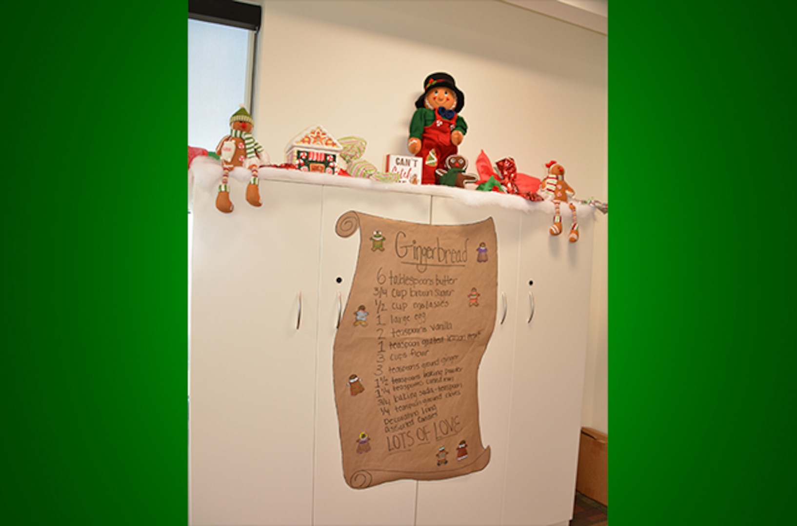 DSCR workplace holiday decoration