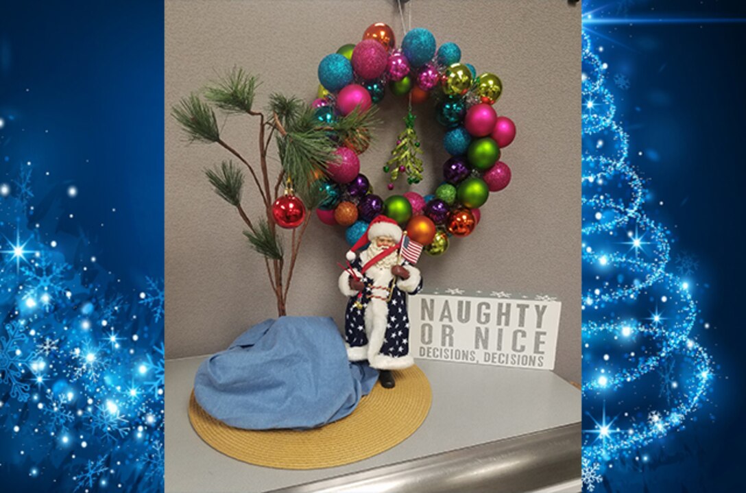 DSCR workplace holiday decoration