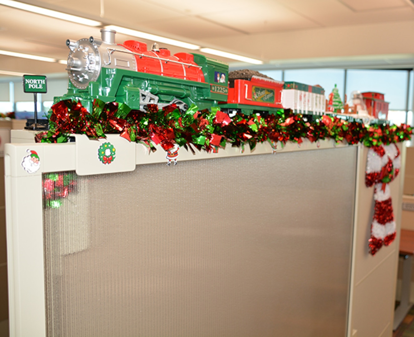 DSCR workplace holiday decoration