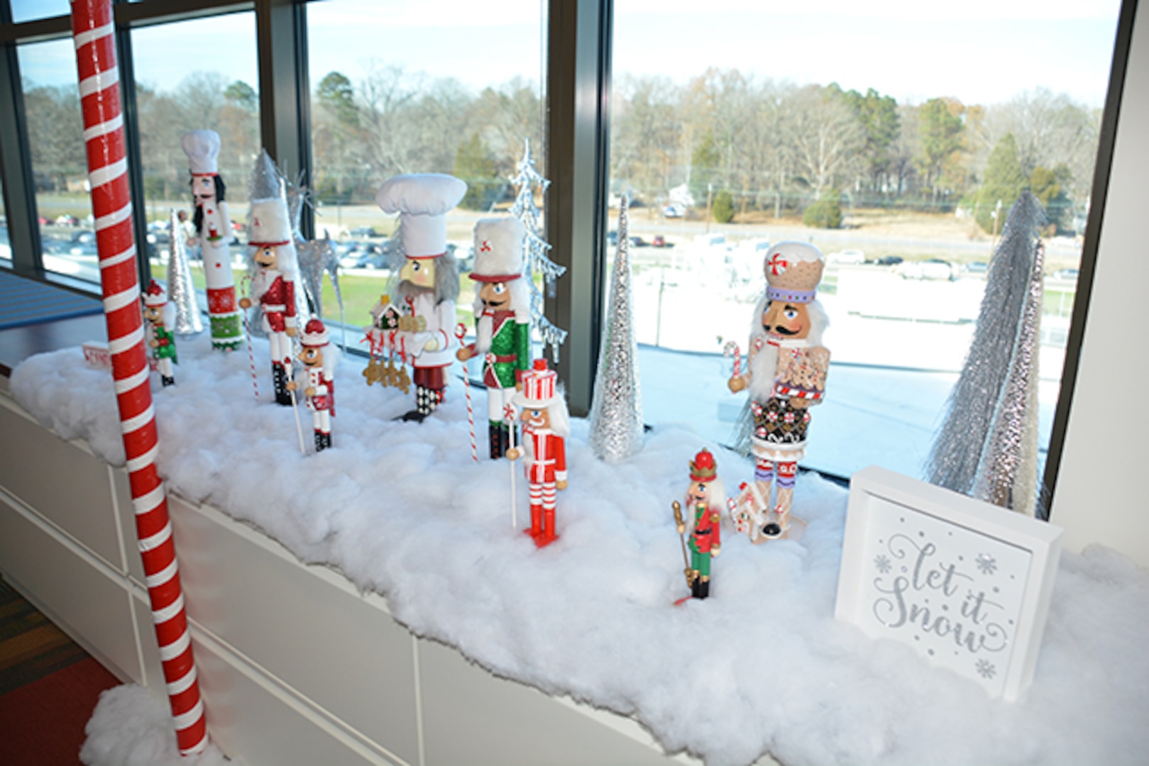 DSCR workplace holiday decoration