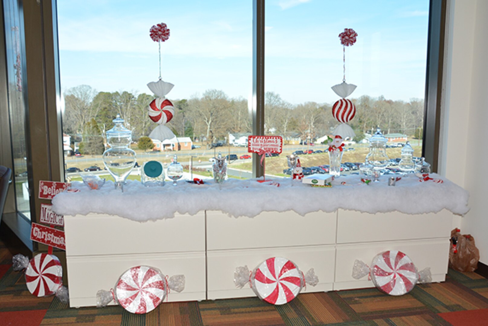 DSCR workplace holiday decoration