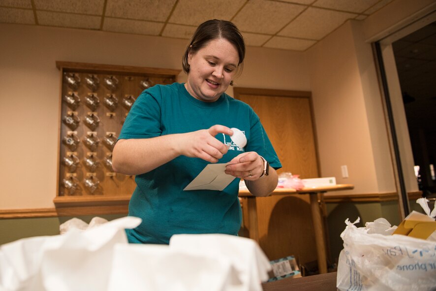 Team Minot delivers cookies to Airmen