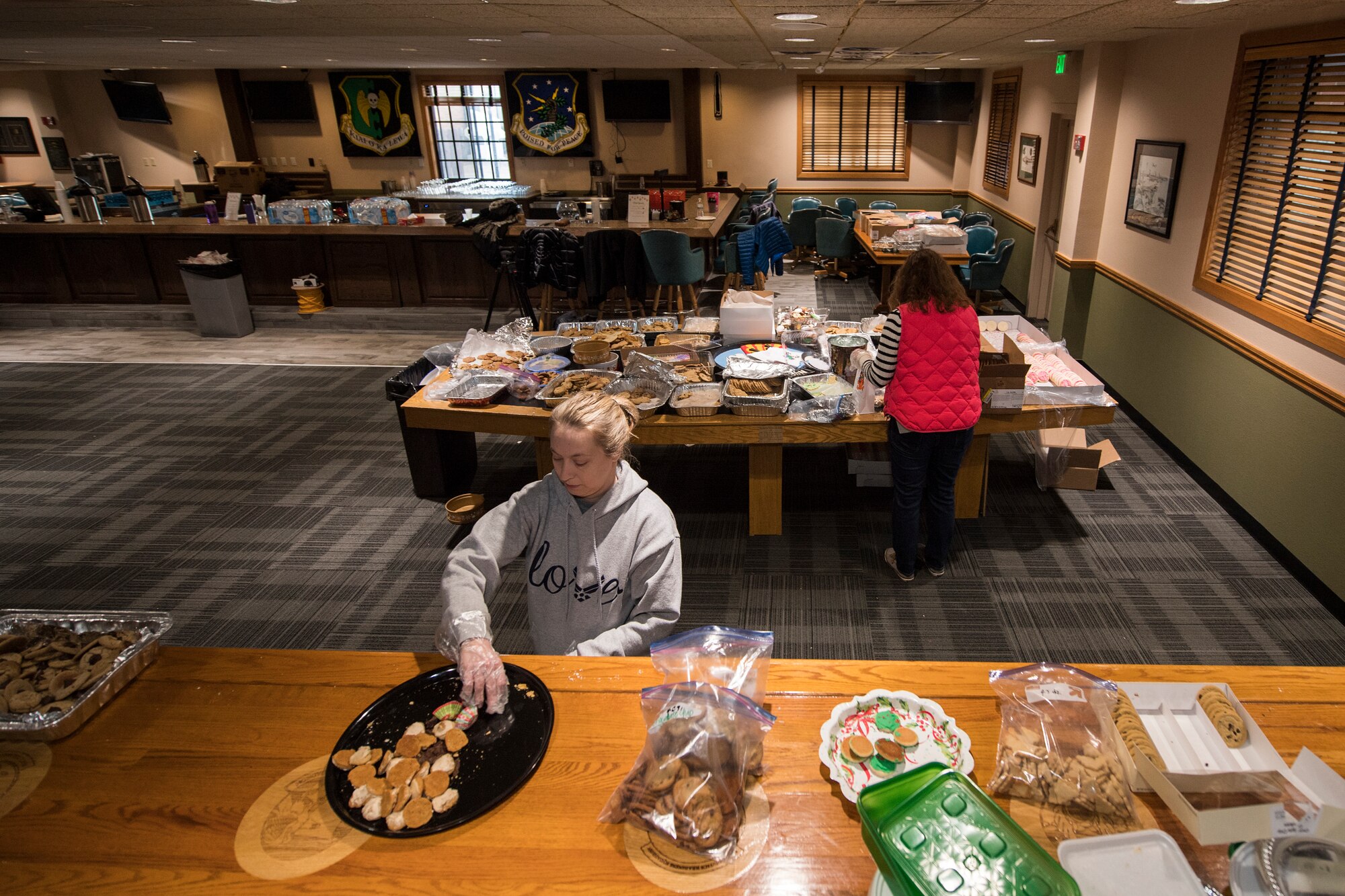 Team Minot delivers cookies to Airmen