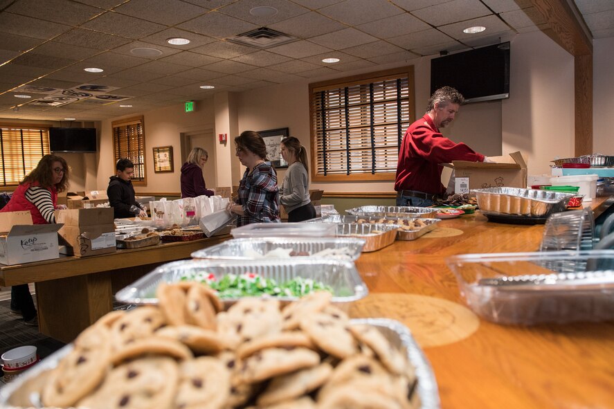 Team Minot delivers cookies to Airmen