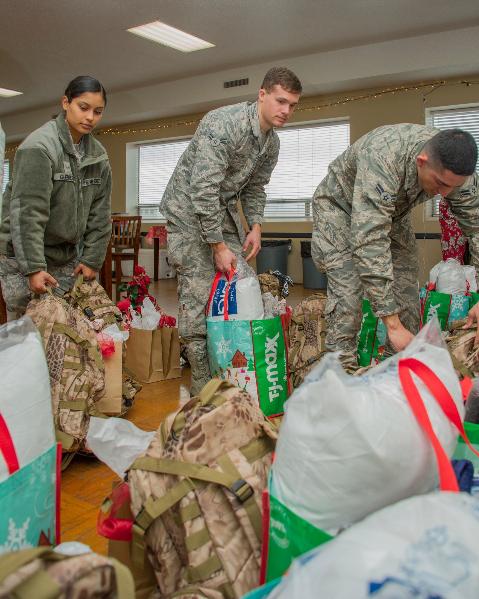 Reserve Citizen and active-duty Airmen from Barksdale Air Force Base along with members of Volunteers of America North Louisiana brought gifts and prepared a meal for a Christmas party at the Safe Haven shelter for homeless veterans, in Shreveport, Louisiana, December 19, 2018. (U.S. Air Force photo by Airman 1st Class Maxwell Daigle)