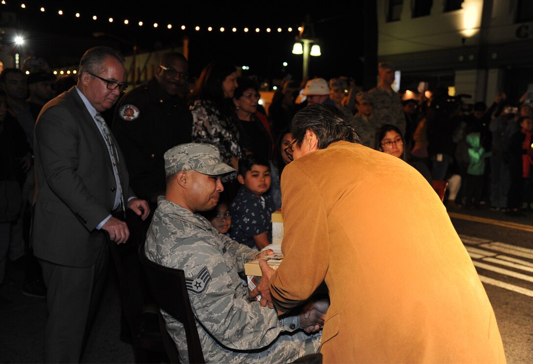 Staff Sgt. Chris Dullano and his family thought they were just going to dinner on Thursday, Dec. 13, 2018. Instead, they were treated to a special surprise during the Festival of Lights in downtown Riverside. More than 100 students from the Riverside Arts Academy performed a musical flash mob, surprising the military family and pedestrians with a performance of three holiday songs.