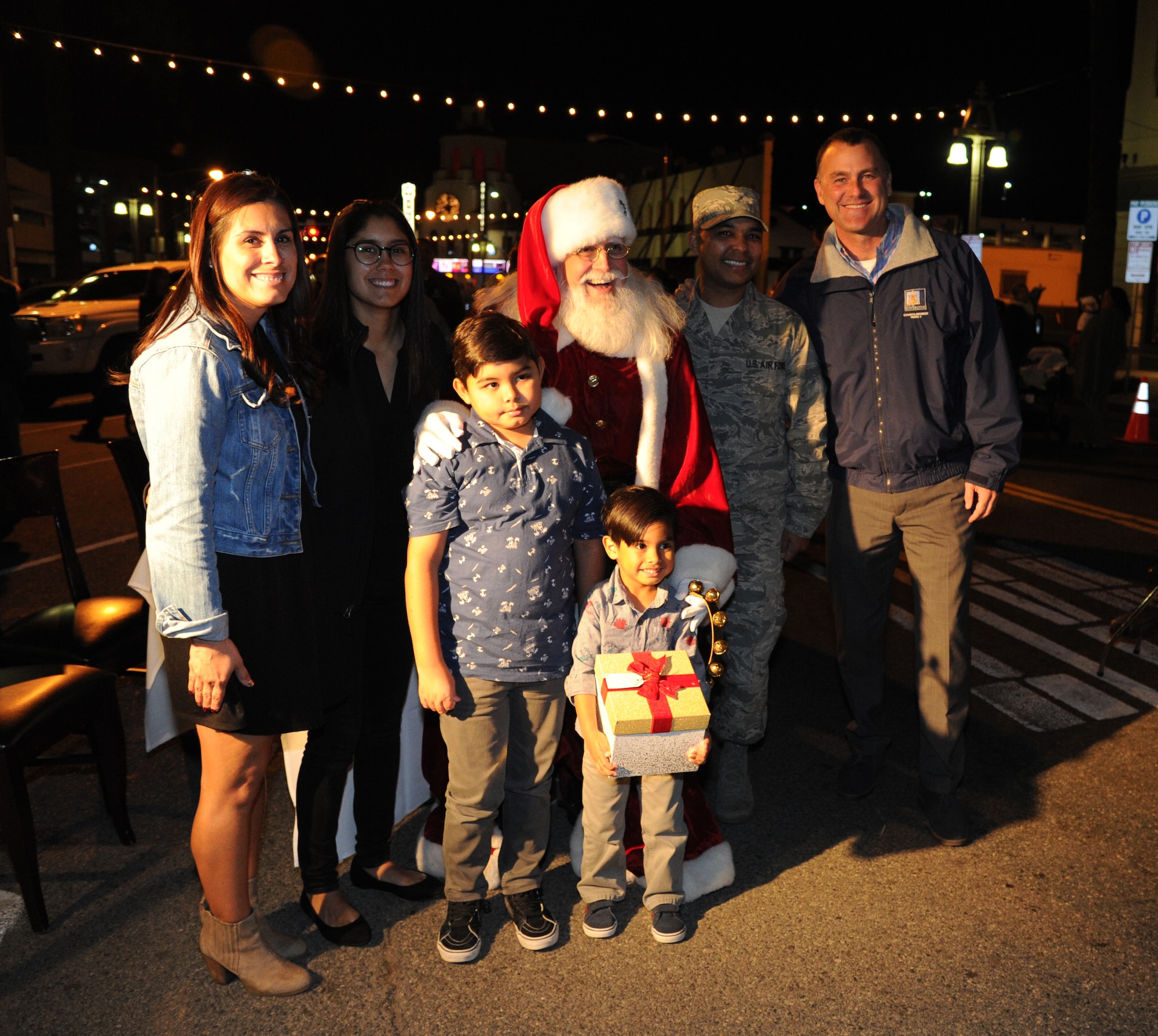 Staff Sgt. Chris Dullano and his family thought they were just going to dinner on Thursday, Dec. 13, 2018. Instead, they were treated to a special surprise during the Festival of Lights in downtown Riverside. More than 100 students from the Riverside Arts Academy performed a musical flash mob, surprising the military family and pedestrians with a performance of three holiday songs.